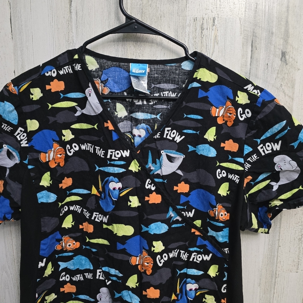 Disney Pixar Finding Dory Womens Scrub Top Size XL - Picture 2 of 7